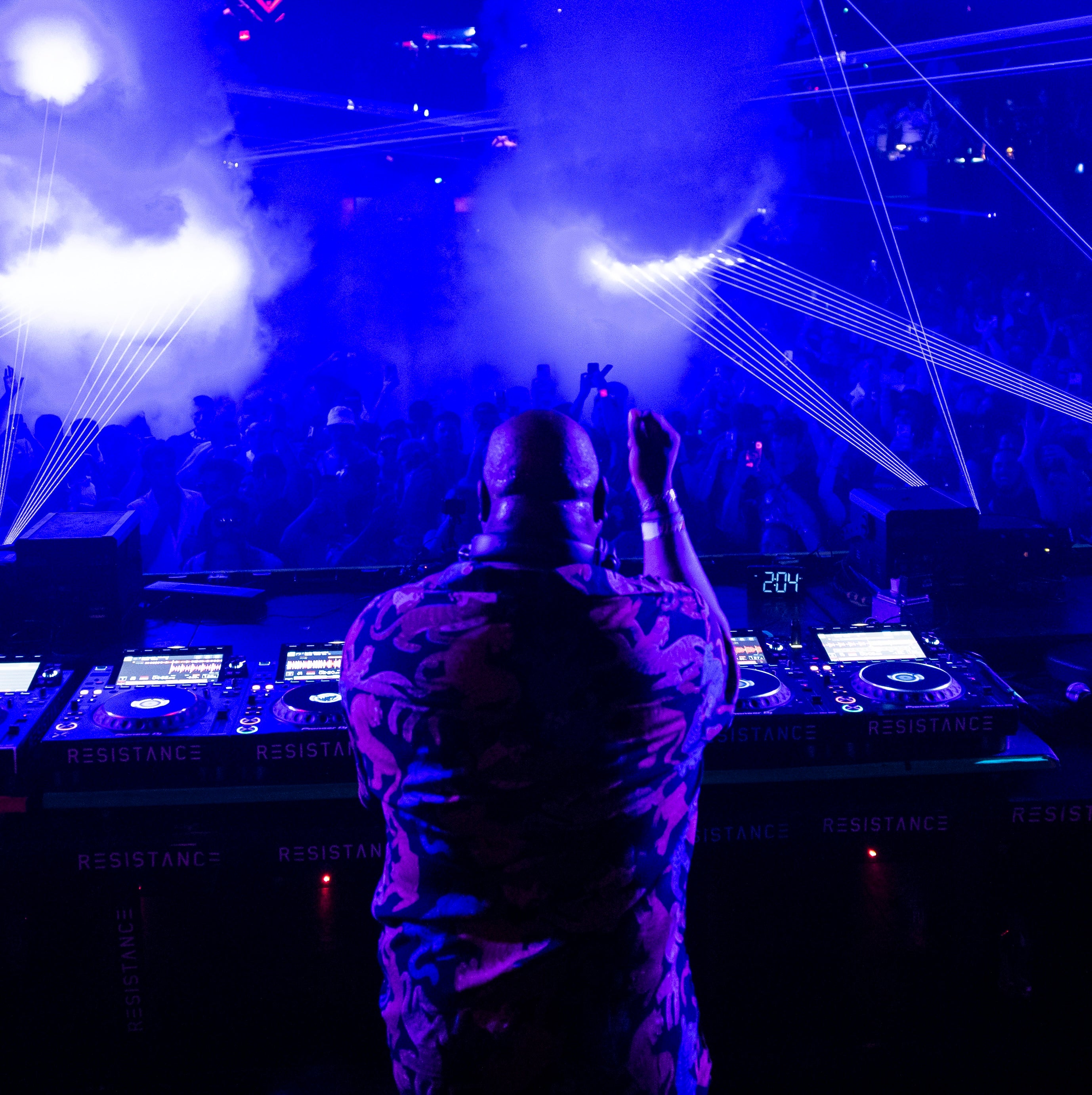 [EVENT REVIEW] Carl Cox Casts A Hypnotic Techno-Fueled Spell Over M2 For RESISTANCE's Miami Race Week Takeover